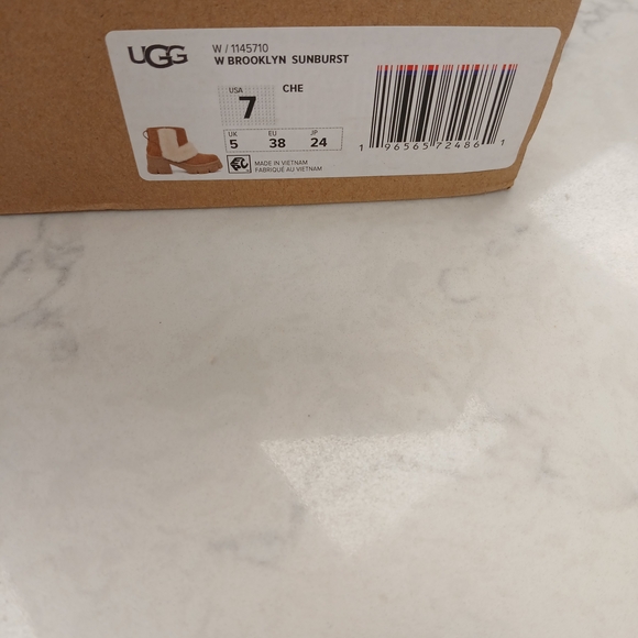 NWT UGG Tan and Cream Winter Boots - Picture 2 of 9